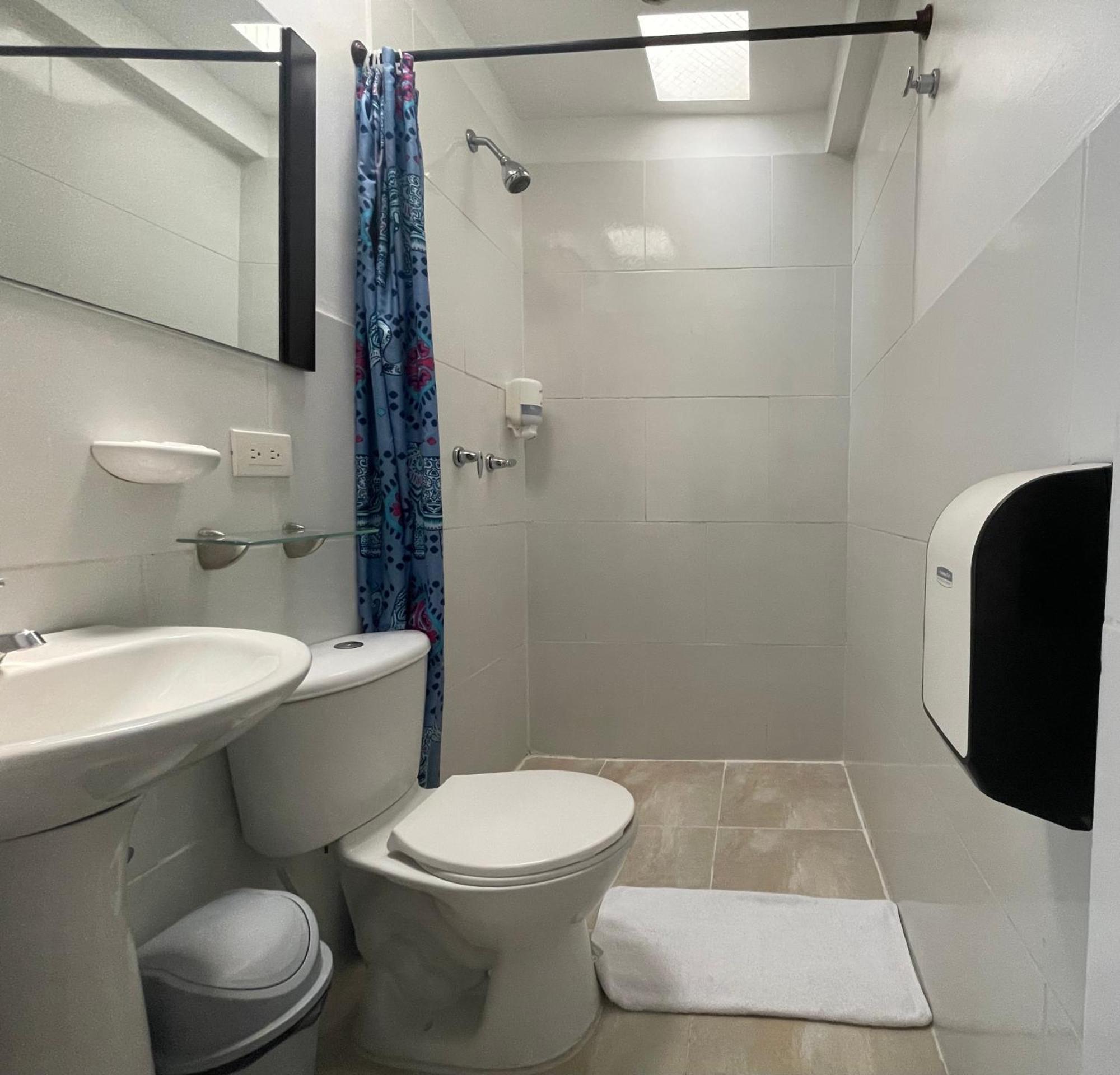 Hostal Lleras Calle 8 Medellín Kültér fotó