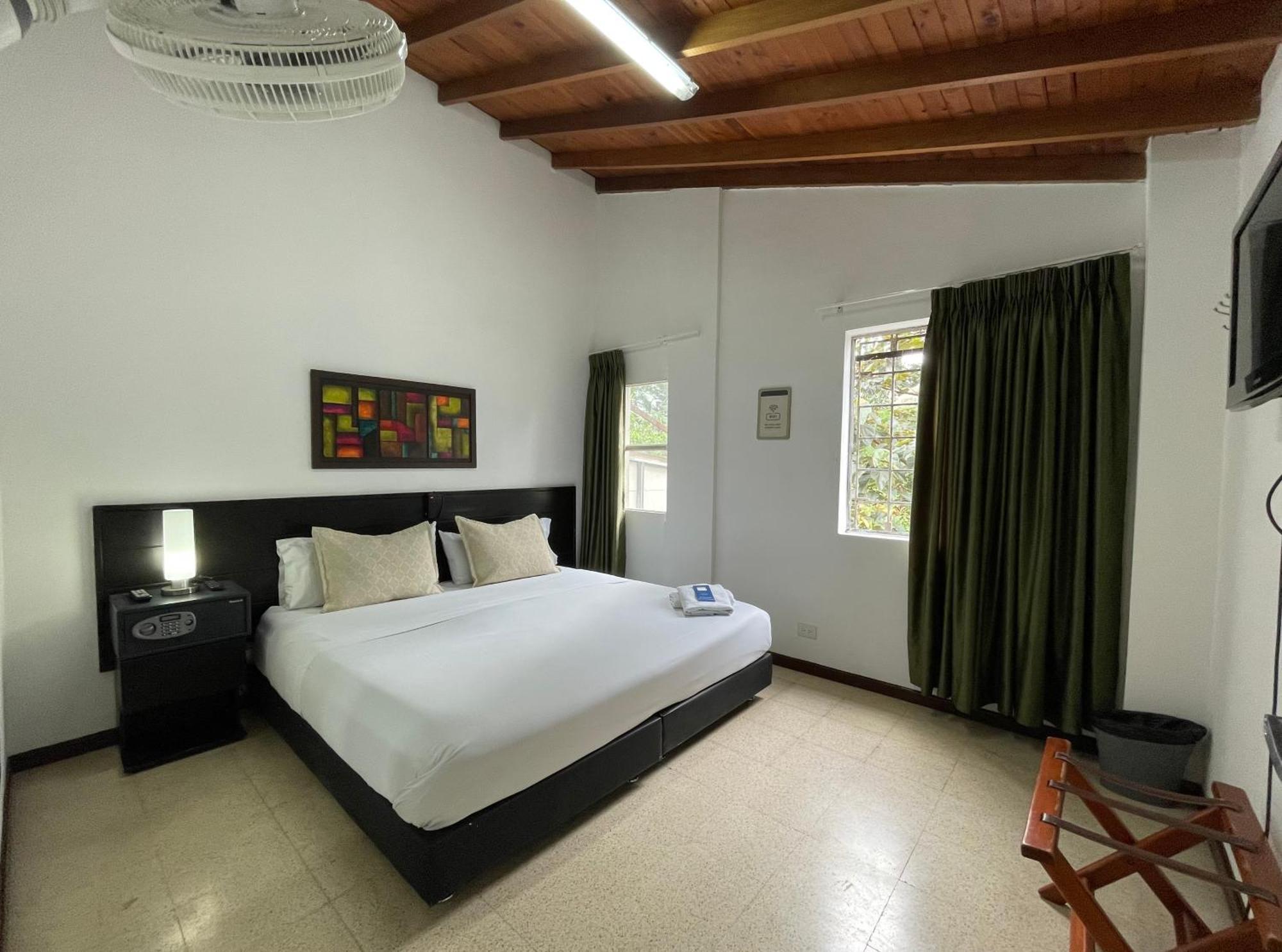 Hostal Lleras Calle 8 Medellín Kültér fotó