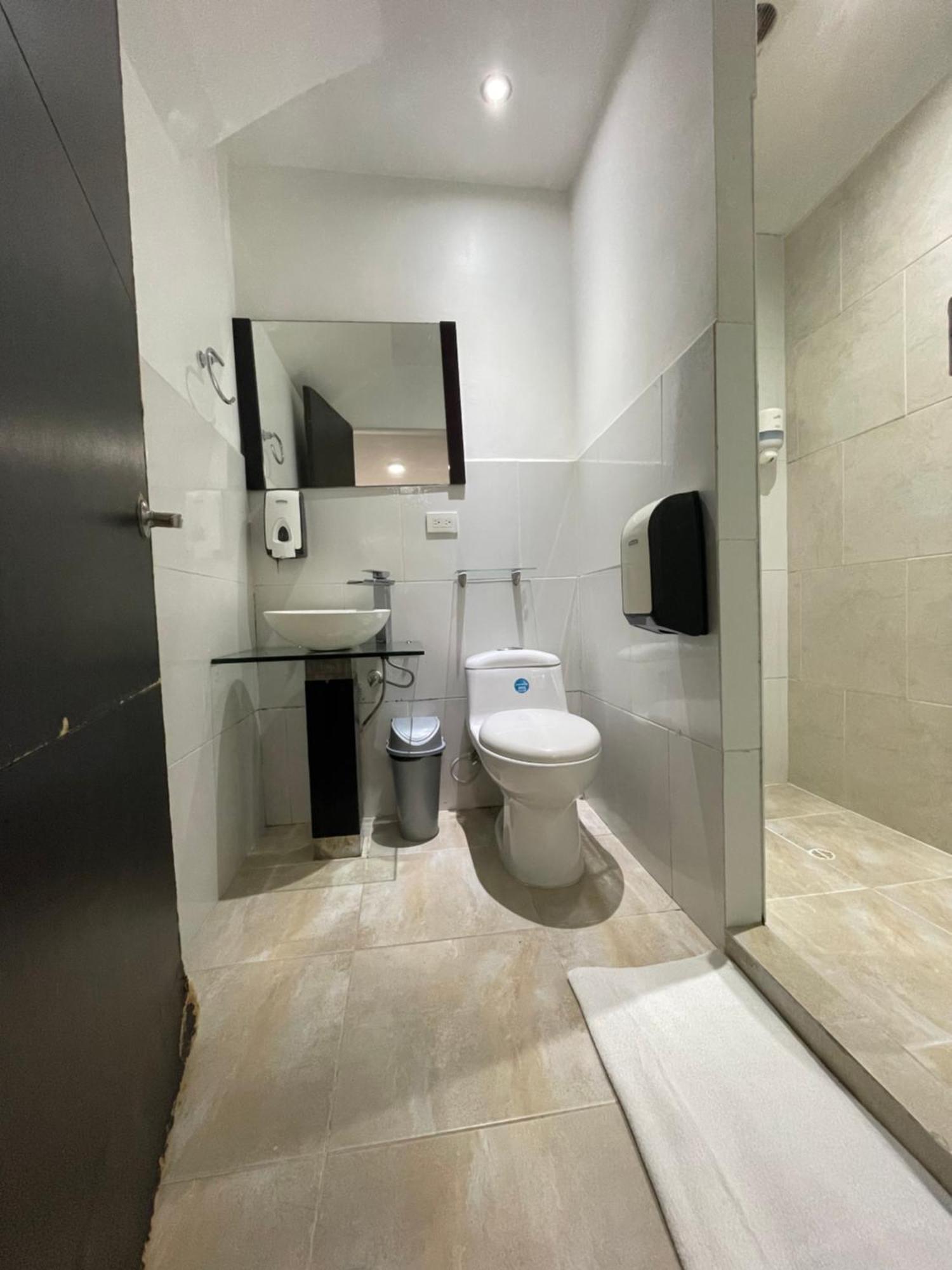 Hostal Lleras Calle 8 Medellín Kültér fotó